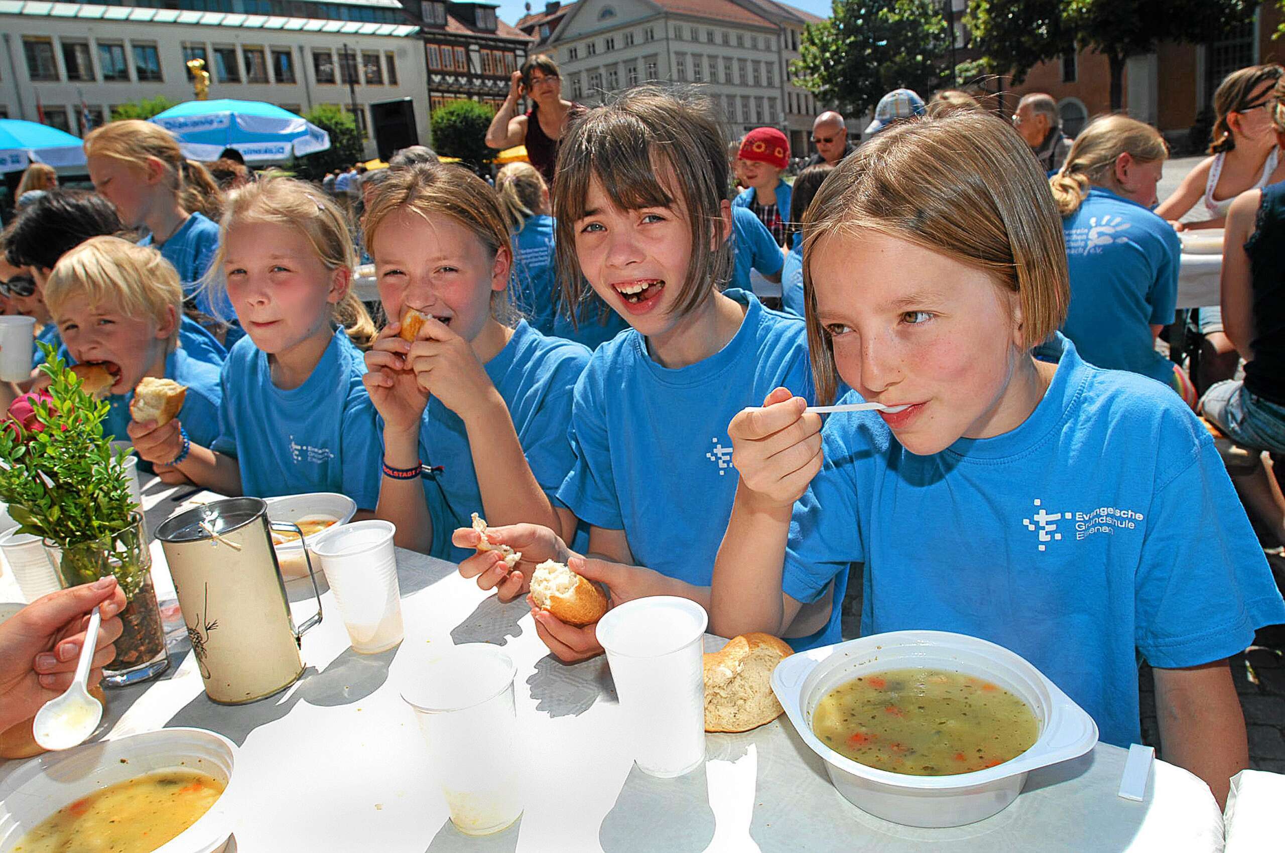 © Foto: Norman Meißner
Elisabethtafel 2015 auf dem Eisenacher Marktplatz
Organisiert durch die evangelische und katholische Kirchgemeinde, die Caritas Regionalstelle Eisenach, den Diako Diakonie-Verbund Eisenach 

auf dem Foto:
Auch den Grundschülern Charlotte, Mona, Theresa und Frieda (v.li.) schmeckte die Suppe und die Brötchen köstlich gut.