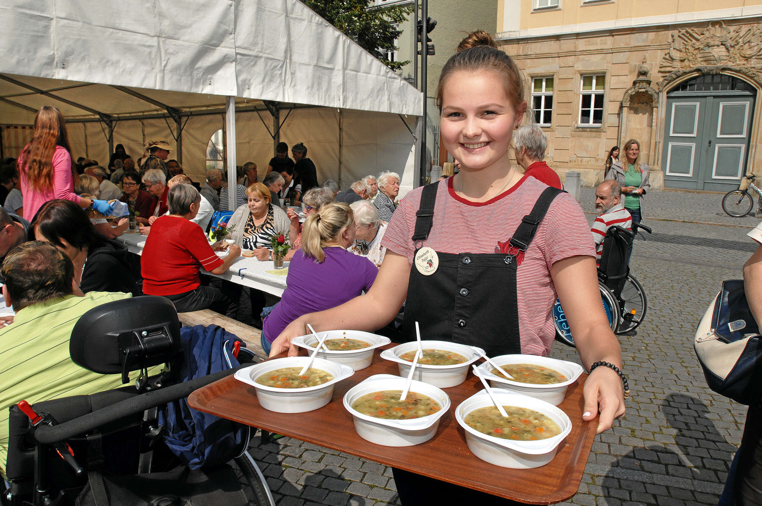 © Foto: Norman Meißner
Elisabethtafel 2017 auf dem Eisenacher Marktplatz
Organisiert durch die evangelische und katholische Kirchgemeinde, die Caritas Regionalstelle Eisenach, den Diako Diakonie-Verbund Eisenach  und die Johanniter

auf dem Foto:
Zoe Lukas Lang vom Martin-Luther-Gymnasium serviert die Suppe.








Elisabeth-Tafel