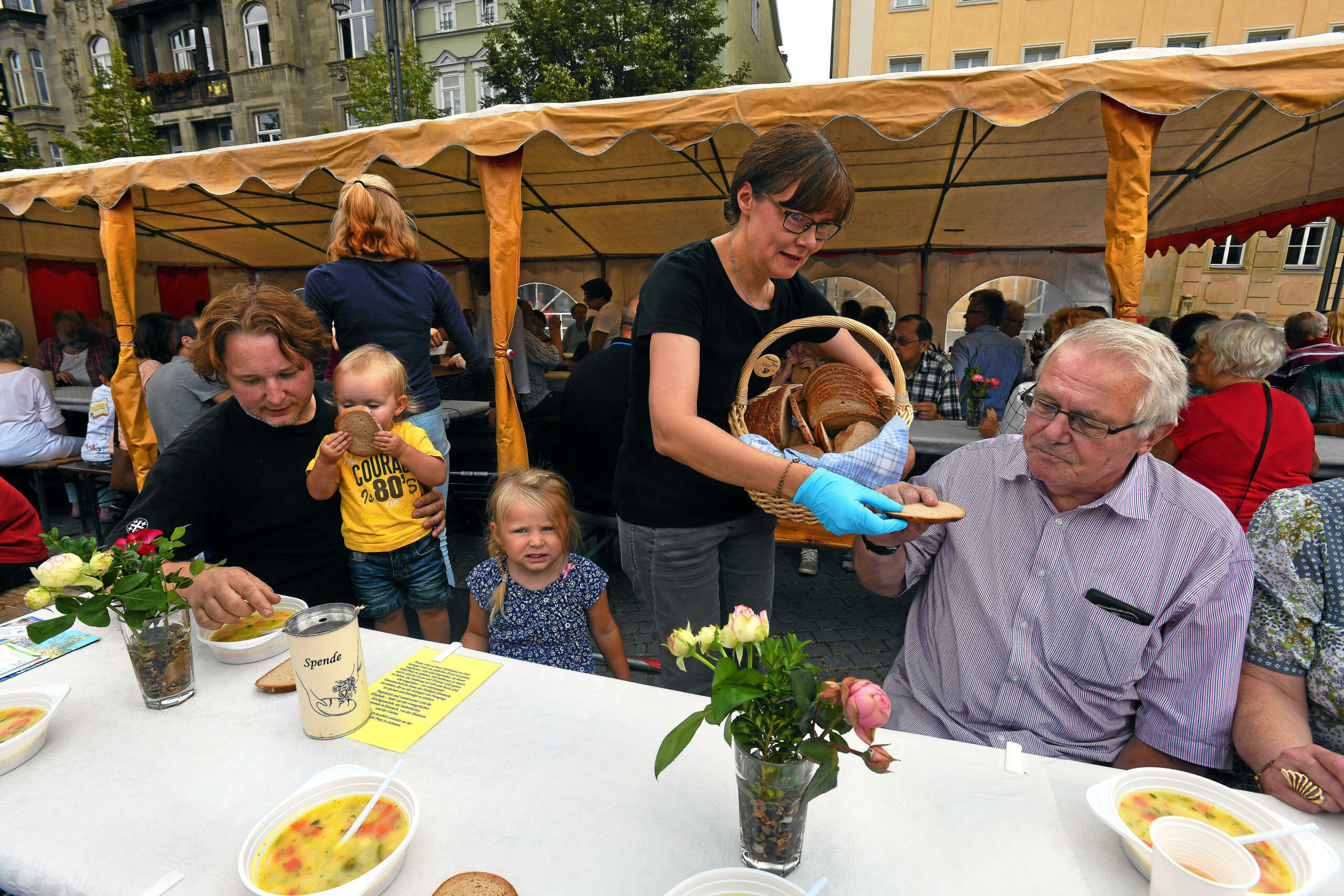 © Foto: Norman Meißner
Elisabethtafel 2018 auf dem Eisenacher Marktplatz
Organisiert durch die evangelische und katholische Kirchgemeinde, die Caritas Regionalstelle Eisenach, den Diako Diakonie-Verbund Eisenach  und die Johanniter

auf dem Foto:
die Gäste an der Tafel lassen sich die Gemüsesuppe schmecken.
Almut Iffland von der Caritas schenkt hier Brot aus an Jochen Weber sowie links Papa Thomas Mattis mit seinen Töchtern Anna und Elisabeth.







Elisabeth-Tafel