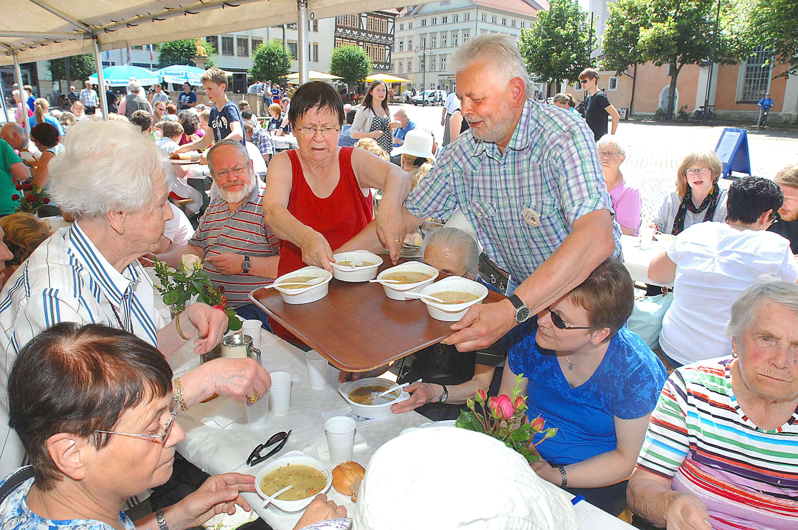© Foto: Norman Meißner
Elisabethtafel 2015 auf dem Eisenacher Marktplatz
Organisiert durch die evangelische und katholische Kirchgemeinde, die Caritas Regionalstelle Eisenach, den Diako Diakonie-Verbund Eisenach 

auf dem Foto:
hier arbeitet der Chef noch selbst: Caritas-Chef Georg Böhm teilt die Suppen mit aus.